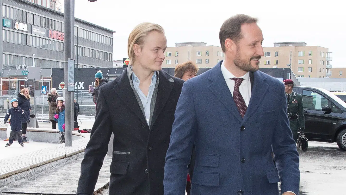 Marius Borg Høiby med kronprins Haakon i 2017.
