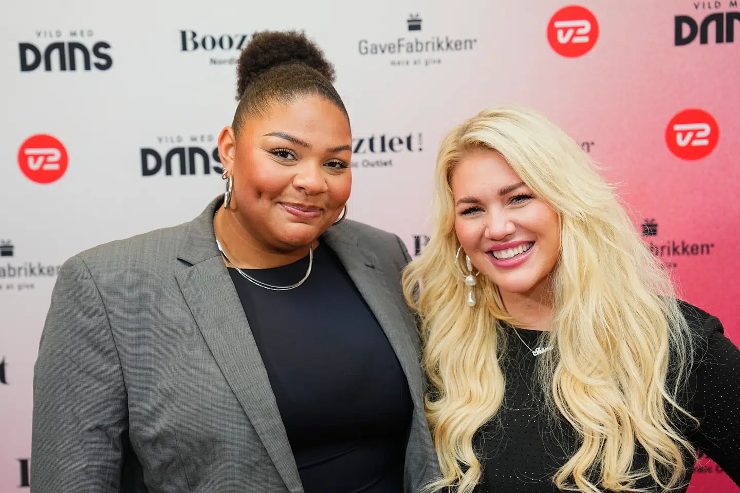 Chinasa og Regitze fra TV 2-programmet 'Forræder' er fredag mødt op til semifinalen i 'Vild med dans'.