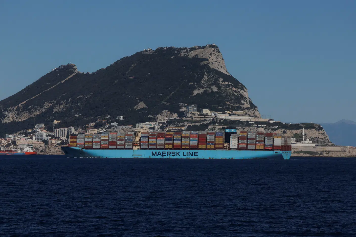 To Mærsk-skibe er blevet afvist af spanske myndigheder. På billedet ses et andet Mærsk-skib, som ikke er et af de to afviste skibe, ved havnebyen Algeciras. (Arkivfoto).