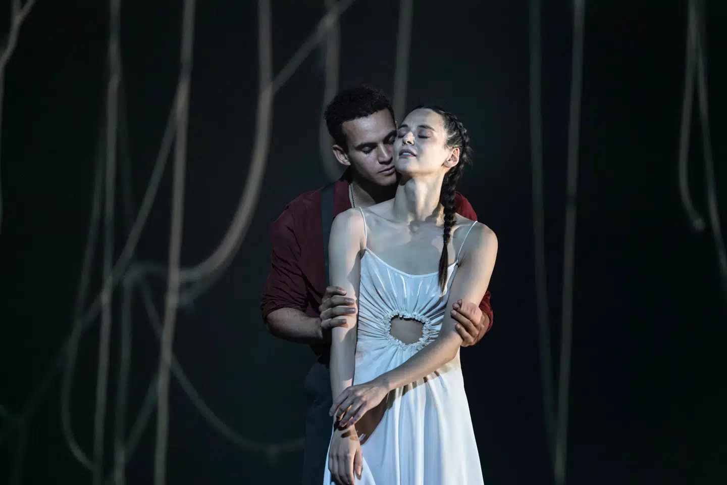 To tidligere elskende, der ikke får hinanden: Ryan Tomash som Leonardo og Stephanie Chen Gundorph som Bruden.