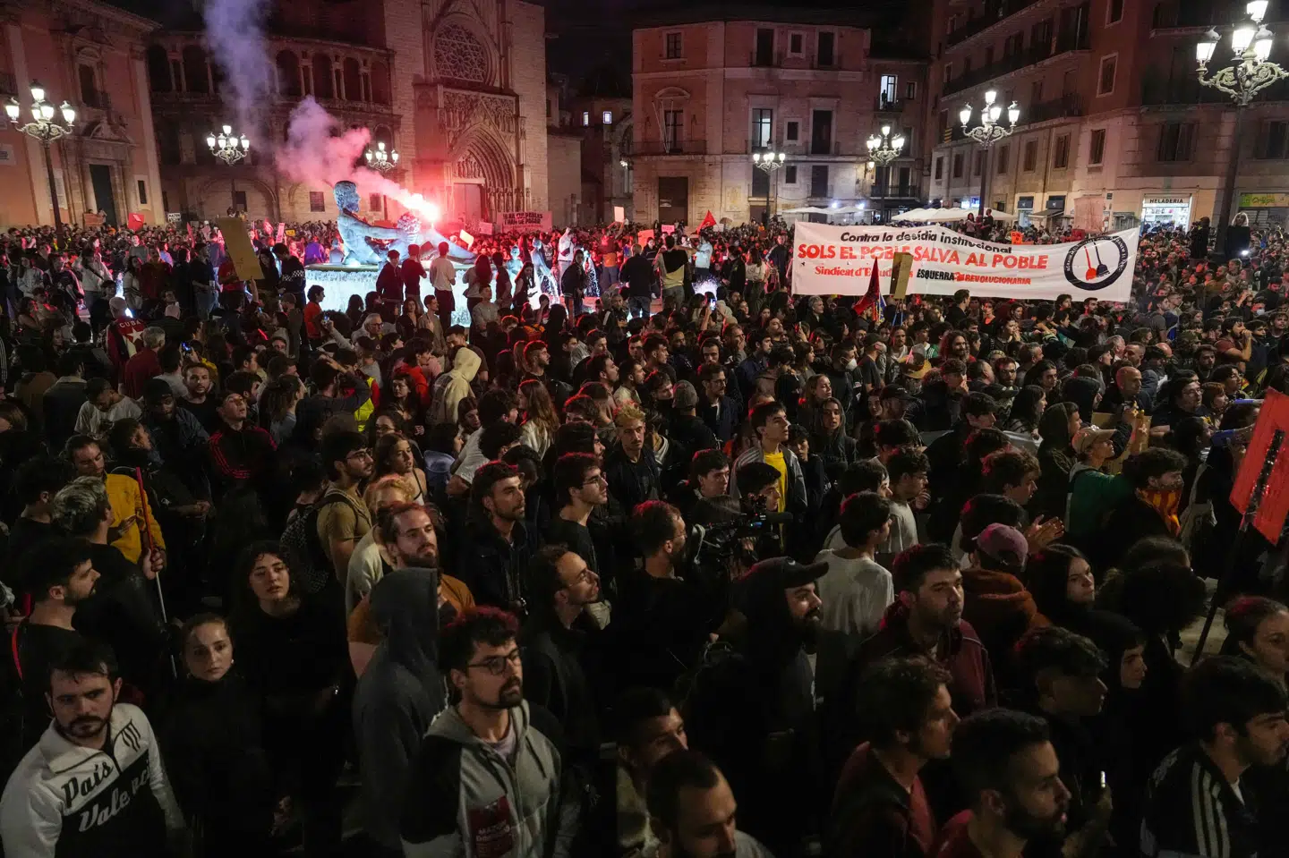 Demonstranter gik lørdag aften på gaden i Valencia i Spanien. De er utilfredse med myndighedernes håndtering af oversvømmelser, som har kostet 220 personer livet.