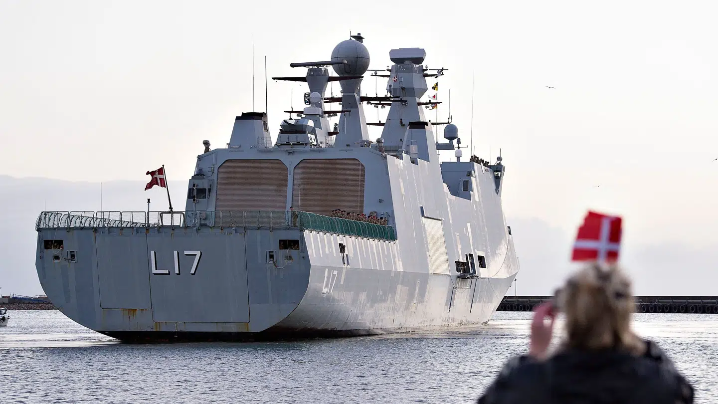 Den etbenede afrikanske pirat Lucky kan blive statsborger i løbet af nogle år, hvis han strammer sig an med danskkurser, beskæftigelse og integrationsplan. Her er det fregatten Esbern Snare, som Lucky forsøgte at nedkæmpe, hvorfor han mistede sit ben.