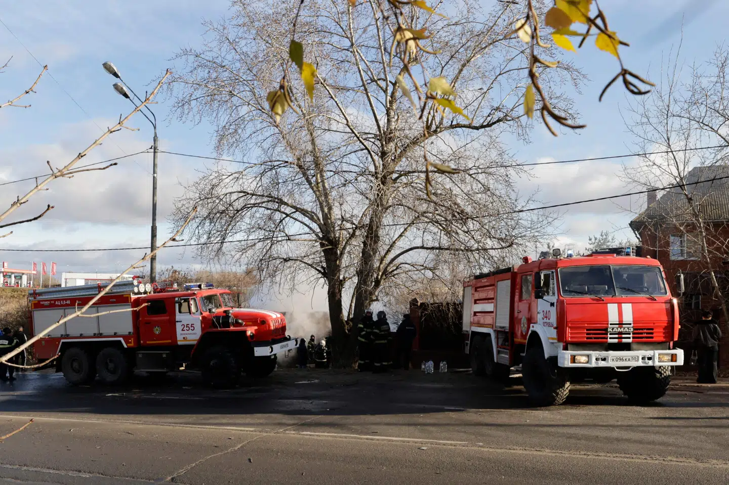 Myndighederne arbejder med at slukke en brand efter et droneangreb i Moskva-regionen.