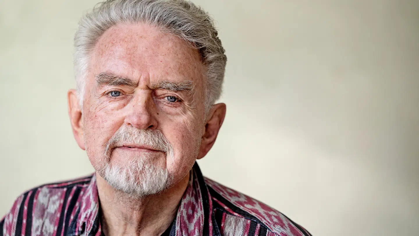 Erik Clausen, 80 år, multikunstner. Efter seks behandlinger med elektrochok og en tur på plejehjem, troede Erik Clausen, at han var ved at være rask igen, men så fik han diagnosen Parkinson.