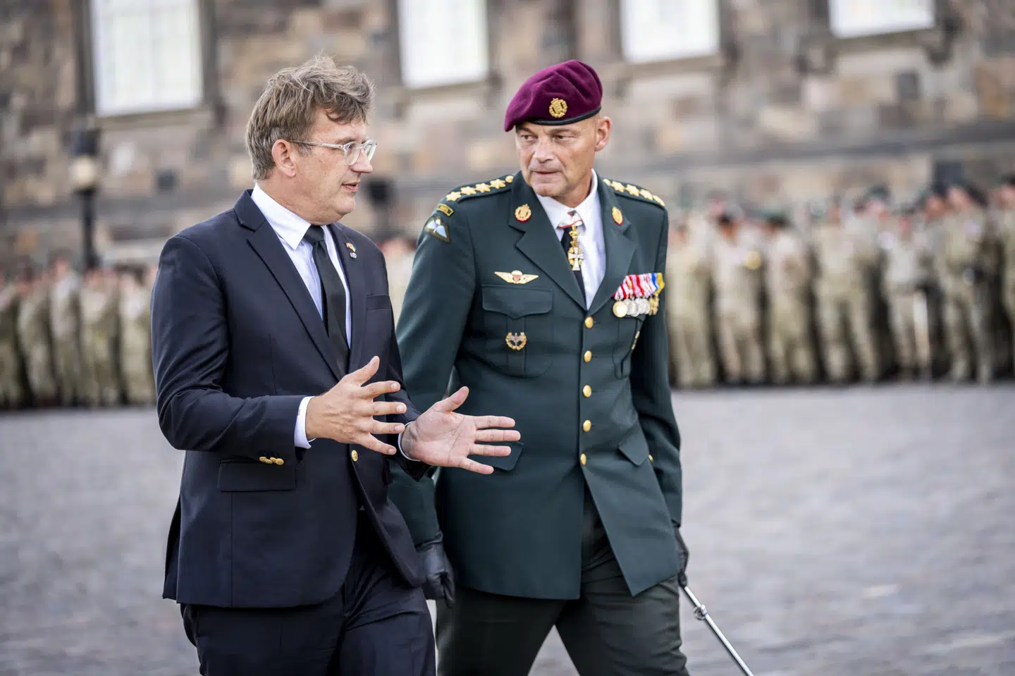 Forsvarsminister Troels Lund Poulsen (V) flytter den interne kontrol, selv om Forsvaret står over for store besparelser.