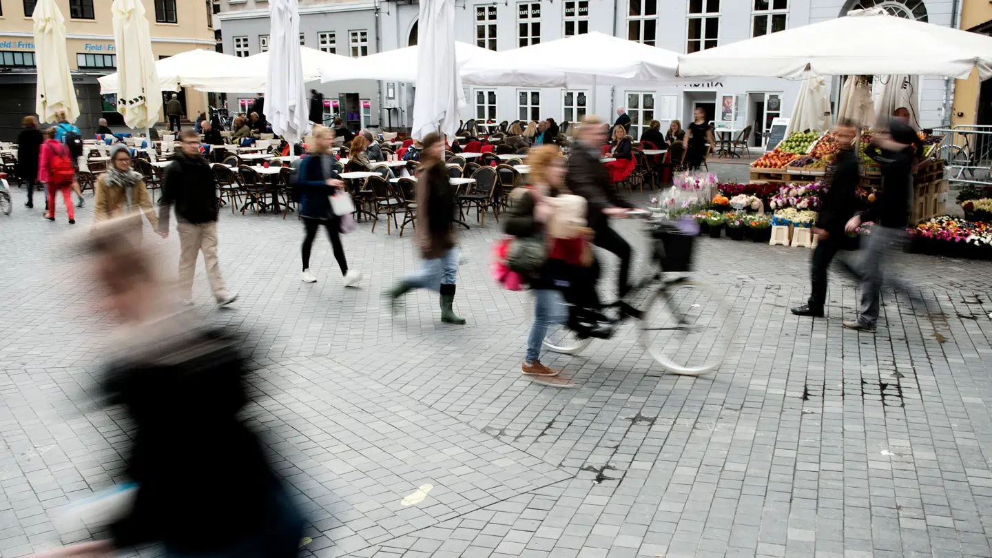 Voldtægtsforsøget fandt sted på det offentlige toilet, som man kan ane i baggrunden på kultorvet.