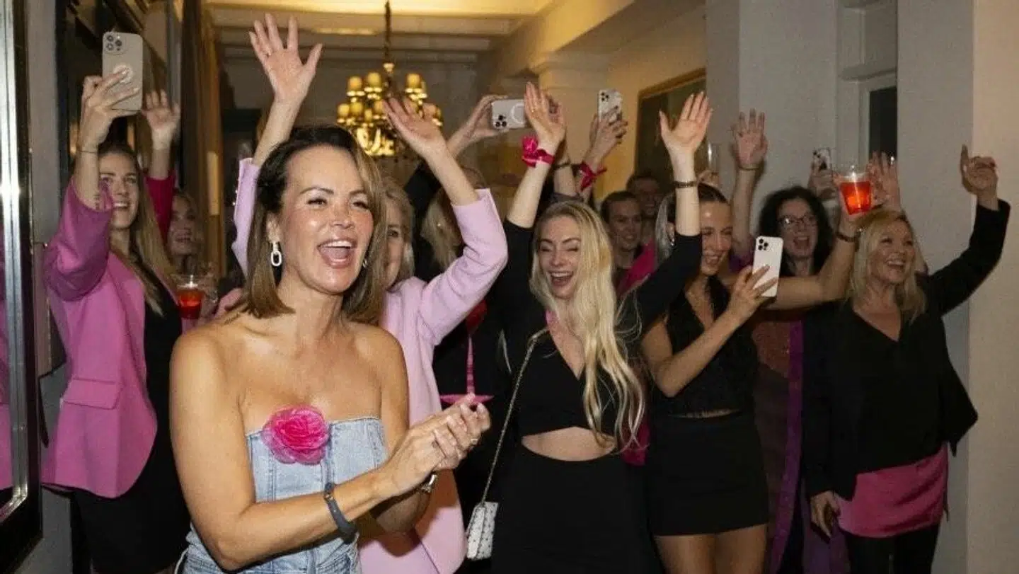 Jannis veninder brød ud i stor applaus, da Janni tog scenen.