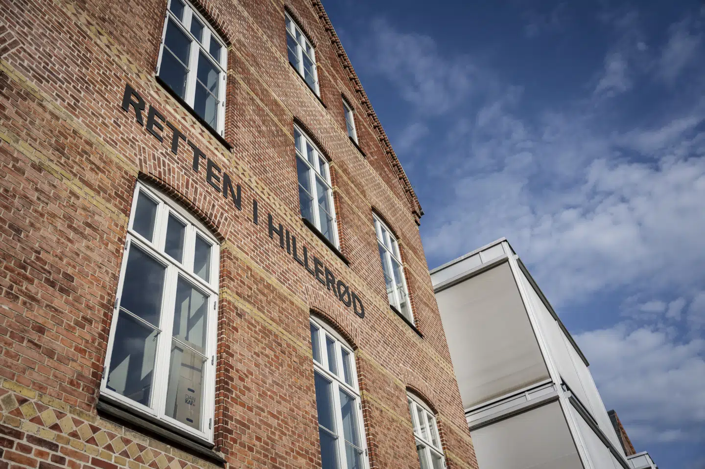 I Retten i Hillerød har en tidligere embedsmand mandag nægtet sig skyldig i flere anklager om fysisk og psykisk vold mod sin kone og sine børn. (Arkivfoto).