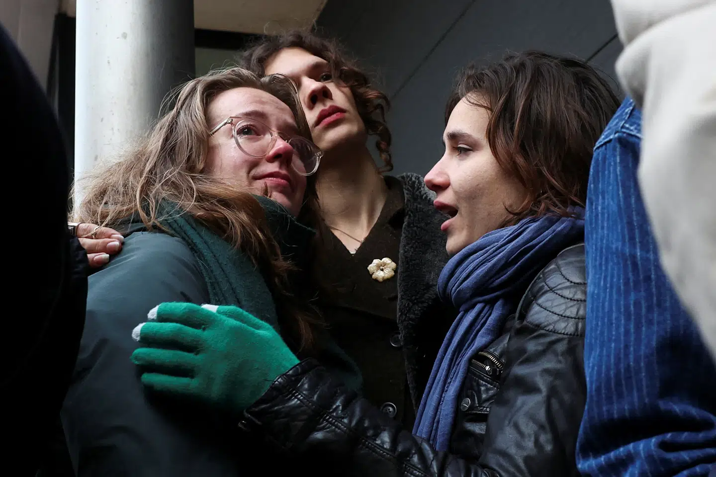 Støtter af miljøgrupper reagerer på Shell-dom i Haag.