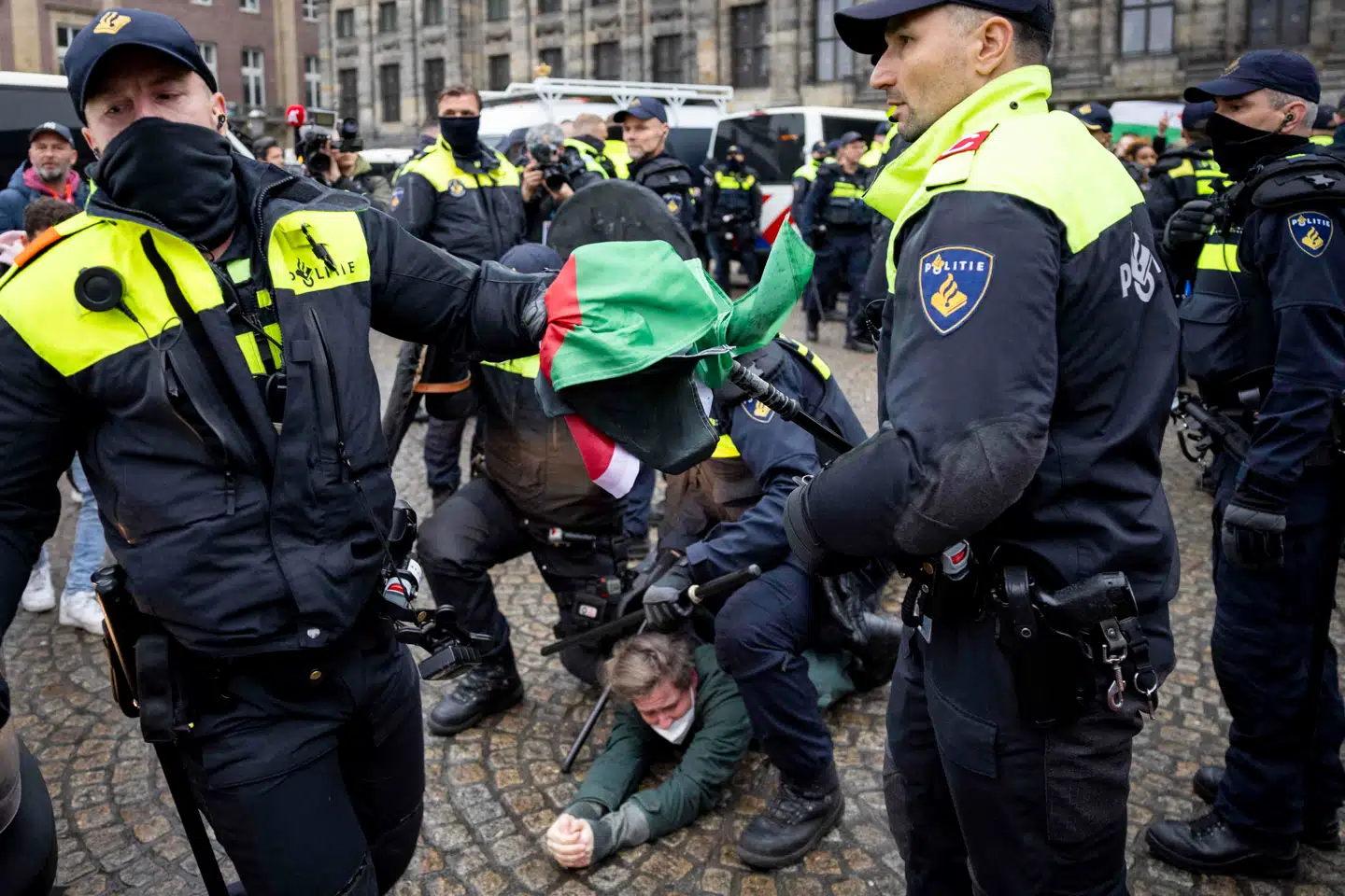 En propalæstinensisk demonstration fandt sted på trods af at et midlertidigt forbud mod demonstrationer. Amsterdam har et stort muslimsk samfund og har tilladt mere end 2.500 demonstrationer mod krigen i Mellemøsten i år.