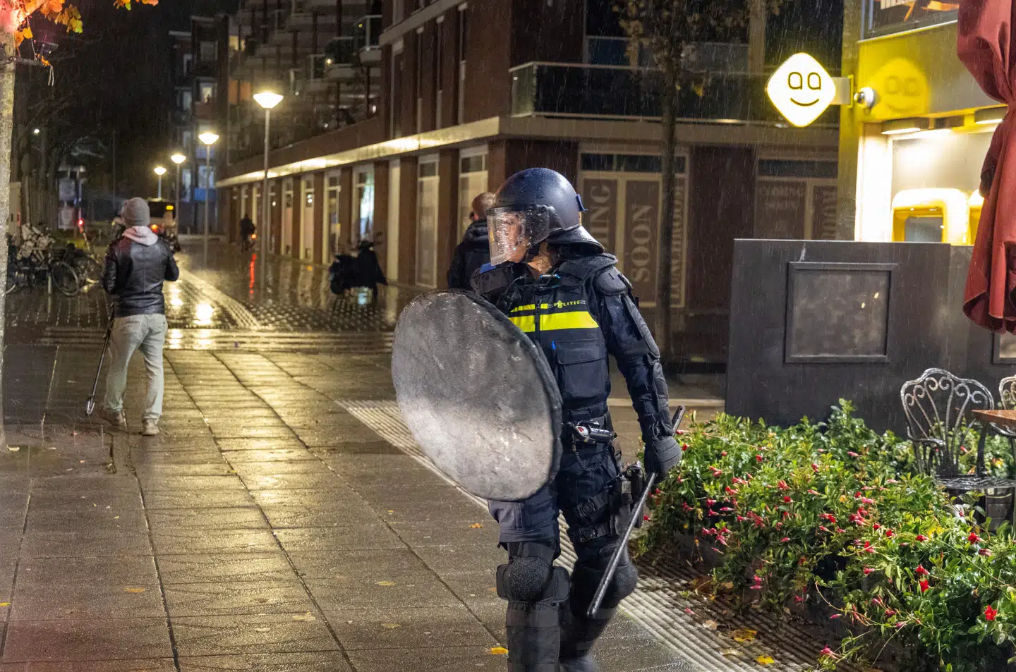 Politibetjente var massivt til stede mandag aften.