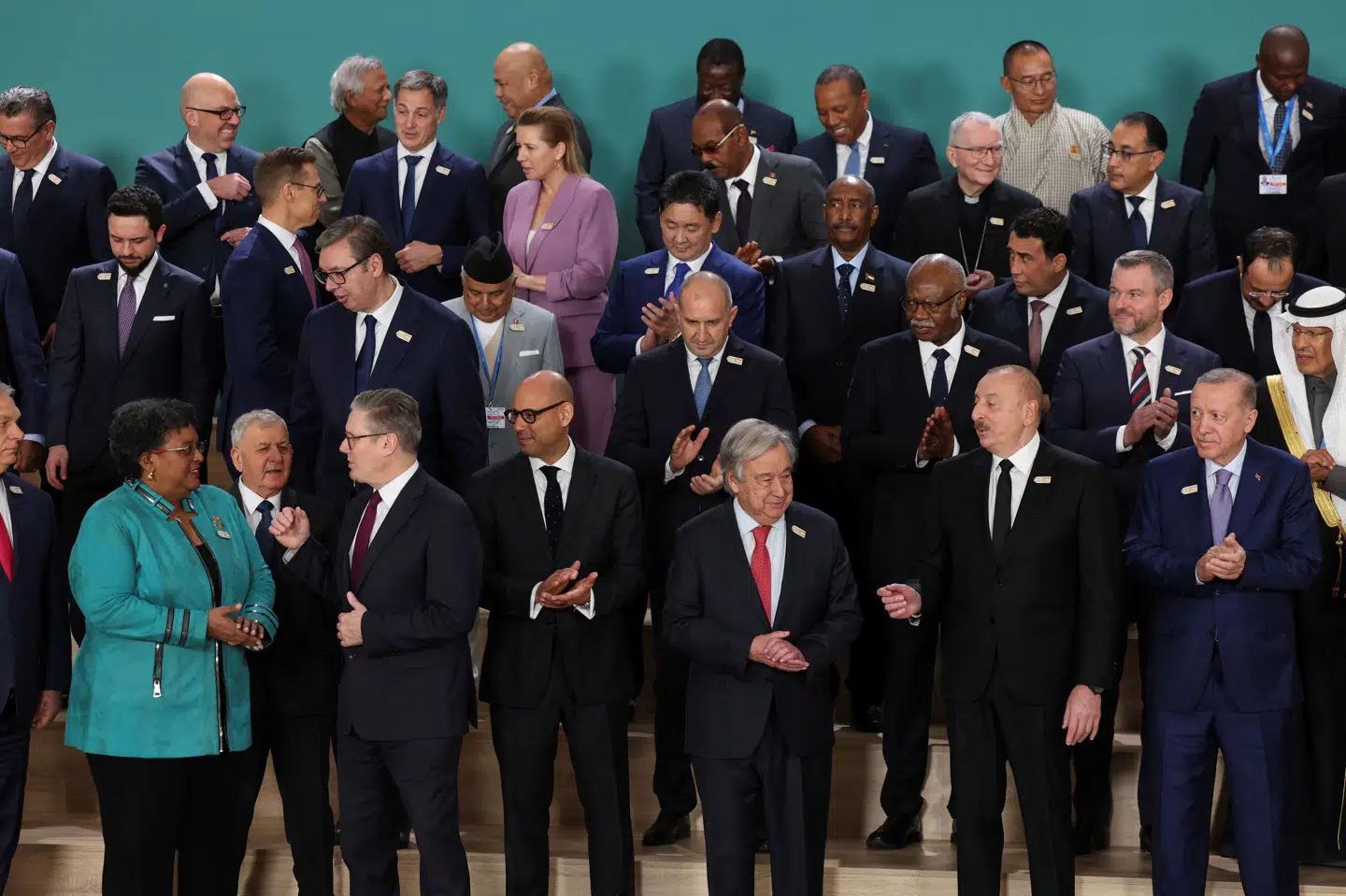 Mette Frederiksen, i det lilla jakkesæt, ærgres over, at færre statsledere deltager i klimatopmødet COP29.