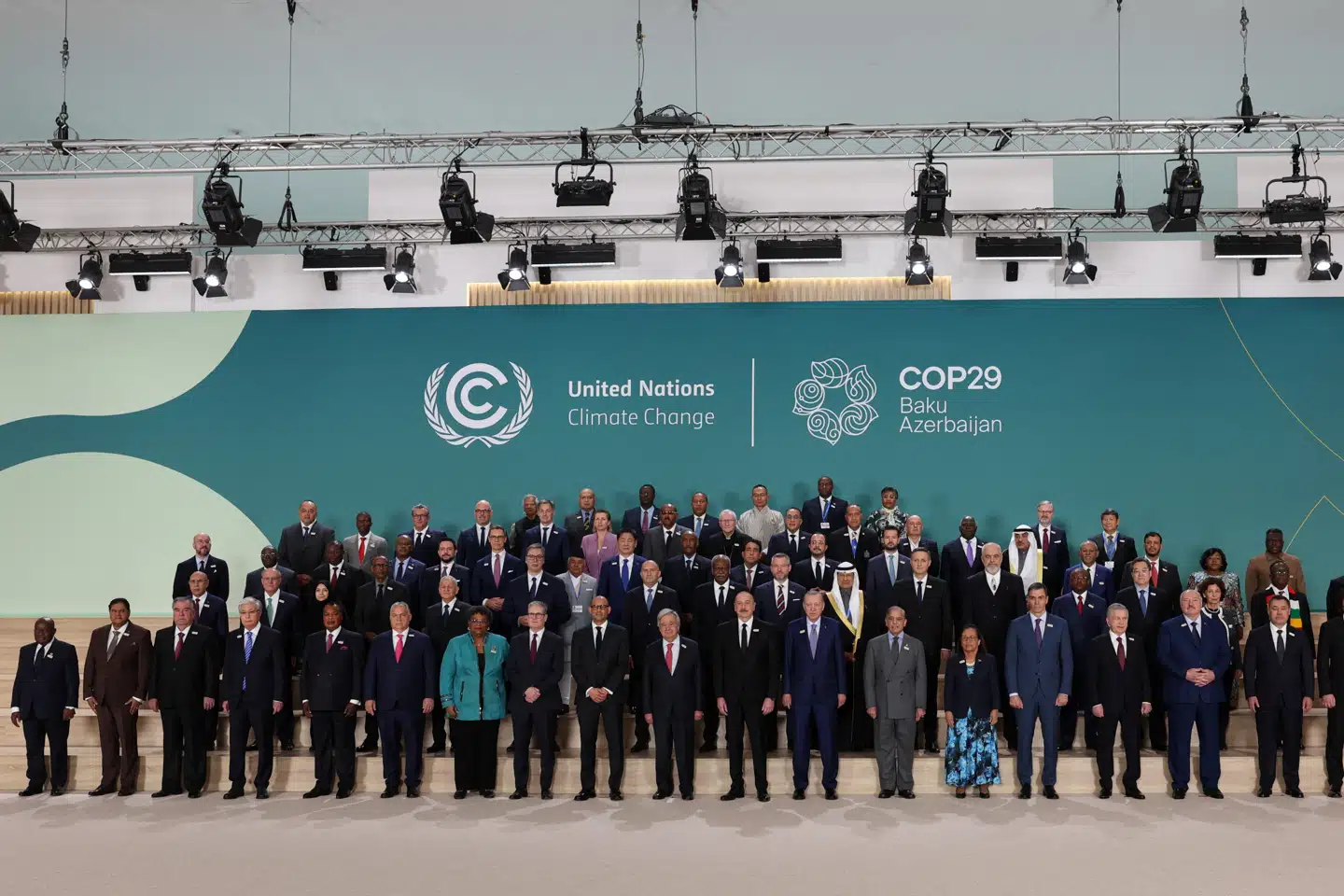 Midt i jakkesætsvrimlen på COP29 står Mette Frederiksen i lilla. Hun understreger behovet for privat kapital i klimafinansiering til ulande.