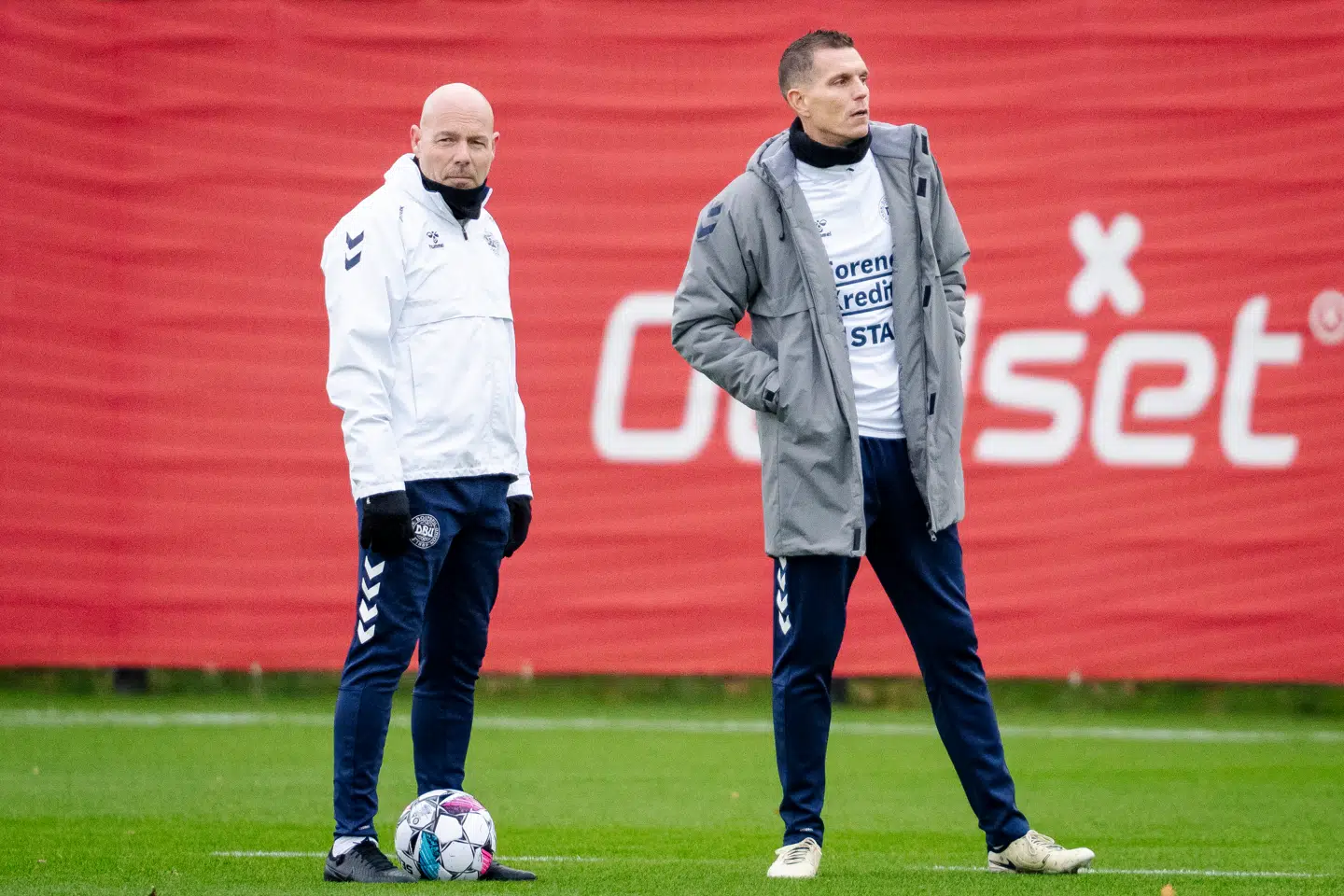 Landstræner Brian Riemer og assistenttræner Daniel Agger under træning med herrelandsholdet i fodbold i Helsingør. (Foto: Mads Claus Rasmussen/Ritzau Scanpix)