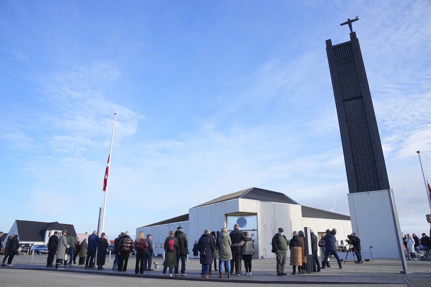 De første gæster begyndte at stimle sammen uden for Thyborøn Kirke halvanden time før begravelsen, der gik i gang klokken 12.
