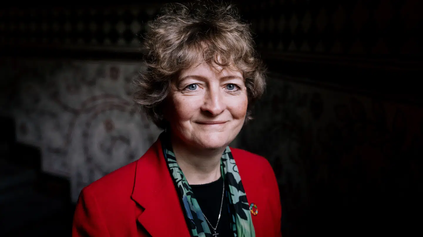 Line Barfod, Teknik- og Miljøborgmester i Københavns Kommune for Enhedslisten, forklarer at flyttekittet skal hjælpe københavnerne, så de ikke efterlader sorte affaldsække og gamle sofaer på den adresse, som de flytter fra