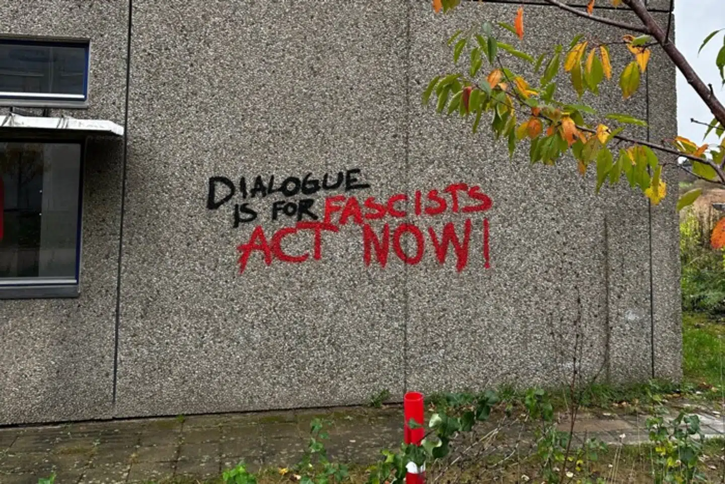 »Det er grundlæggende antidemokratisk at ytre sine holdninger på en måde, der bryder loven og samtidig skaber utryghed, og som grundlæggende går imod traditionen for fri og respektfuld meningsudveksling. Det kortslutter dialogen.« Hærværk på RUC tirsdag 29. oktober.