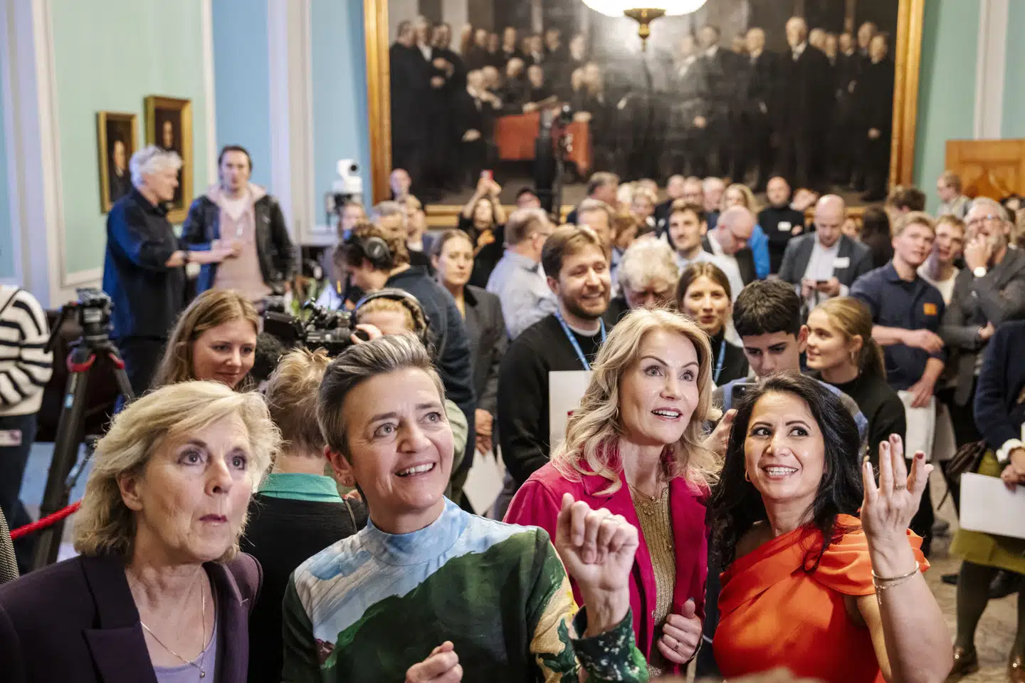 Både de portrætterede kvinder, deres familie og tidligere folketingspolitikere var mødt op til afsløringen af det nye maleri i Samtaleværelset på Christiansborg.