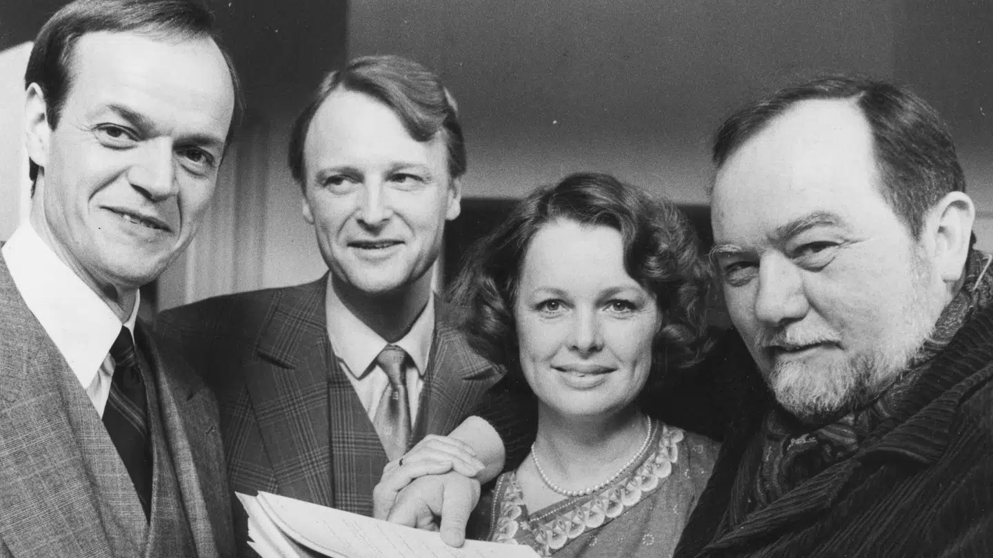 Skuespillerinden Ghita Nørby sammen med skuespiller Jørgen Buckhøj, skuespiller Bent Mejding og instruktør Erik Balling i forbindelse med optagelser af afsnit i tv-serien Matador.