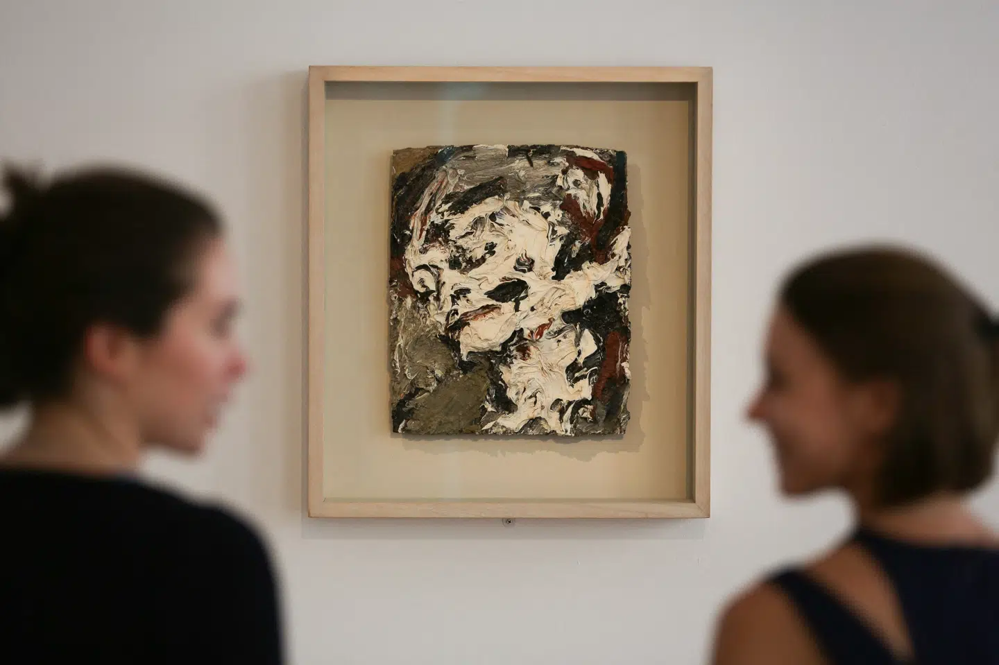 Maleren Frank Auerbach blev ved med at male figurativt i en periode, hvor abstrakt kunst ellers var det sidste nye skrig. Mandag sov han som 93-årig stille ind i sit hjem i London. (Arkivfoto).