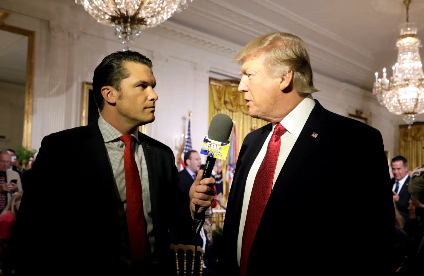 Her ses Pete Hegseth interviewe Donald Trump. Billedet er taget i april 2017, kort efter at Trump var blevet valgt til præsident for første gang.