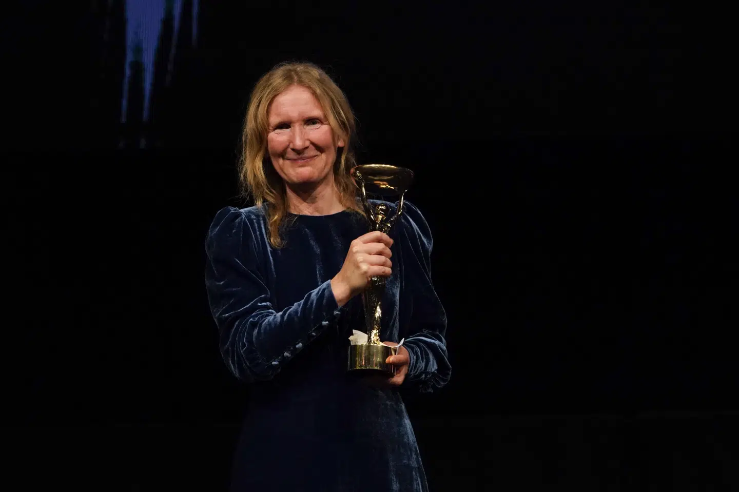 49-årige Samantha Harvey er modtageren af denne års Booker Prize. Tirsdag aften takkede hun for hæderen under en prisuddeling i London.