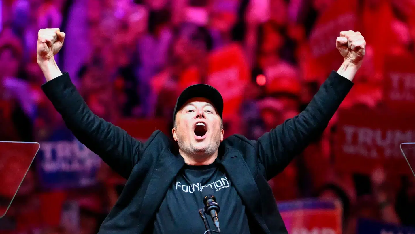 Elon Musk gestikulerede til publikum, idet han trådte op på scenen under et Donald Trump-valgmøde i New York 27. oktober. Nu har Trump udnævnt Tesla-milliardæren til effektiviseringsminister sammen med Vivek Ramaswamy i sin kommende regering.