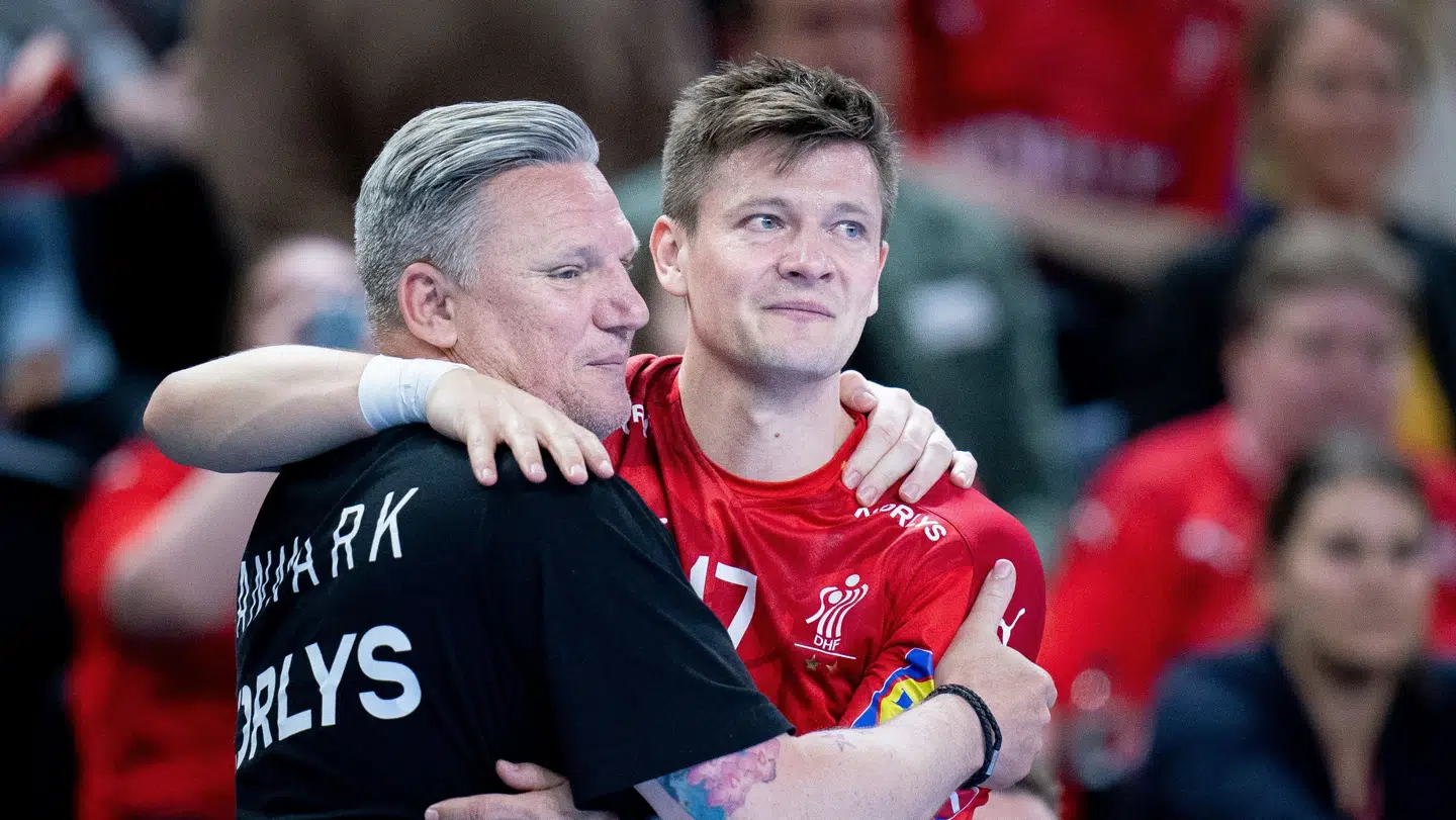 Lasse Svan hyldes af Landstræner Nikolaj Jacobsen efter sin sidste landskamp i 2022.