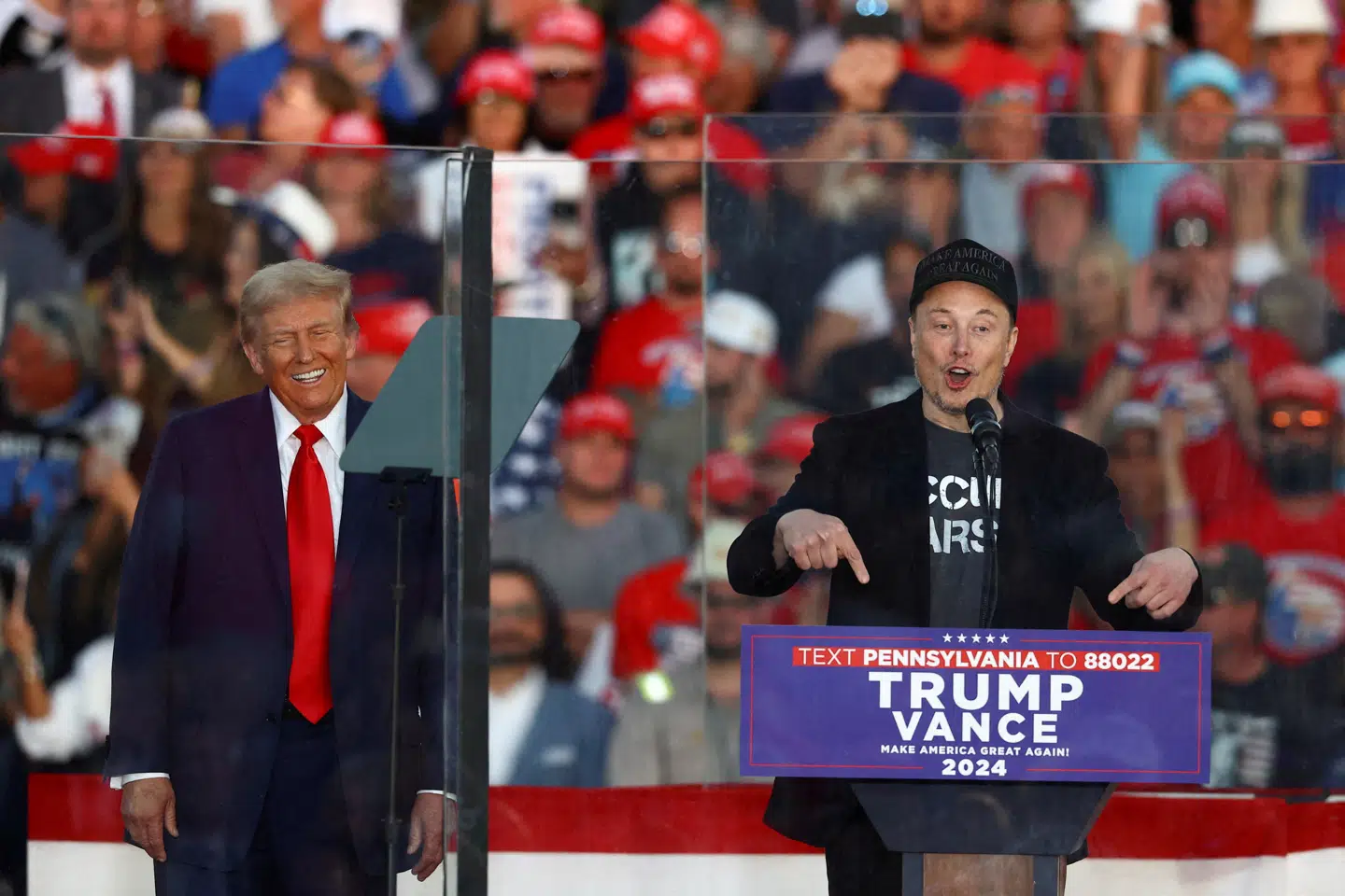 Her ses Elon Musk sammen med Donald Trump til et vælgermøde i oktober.