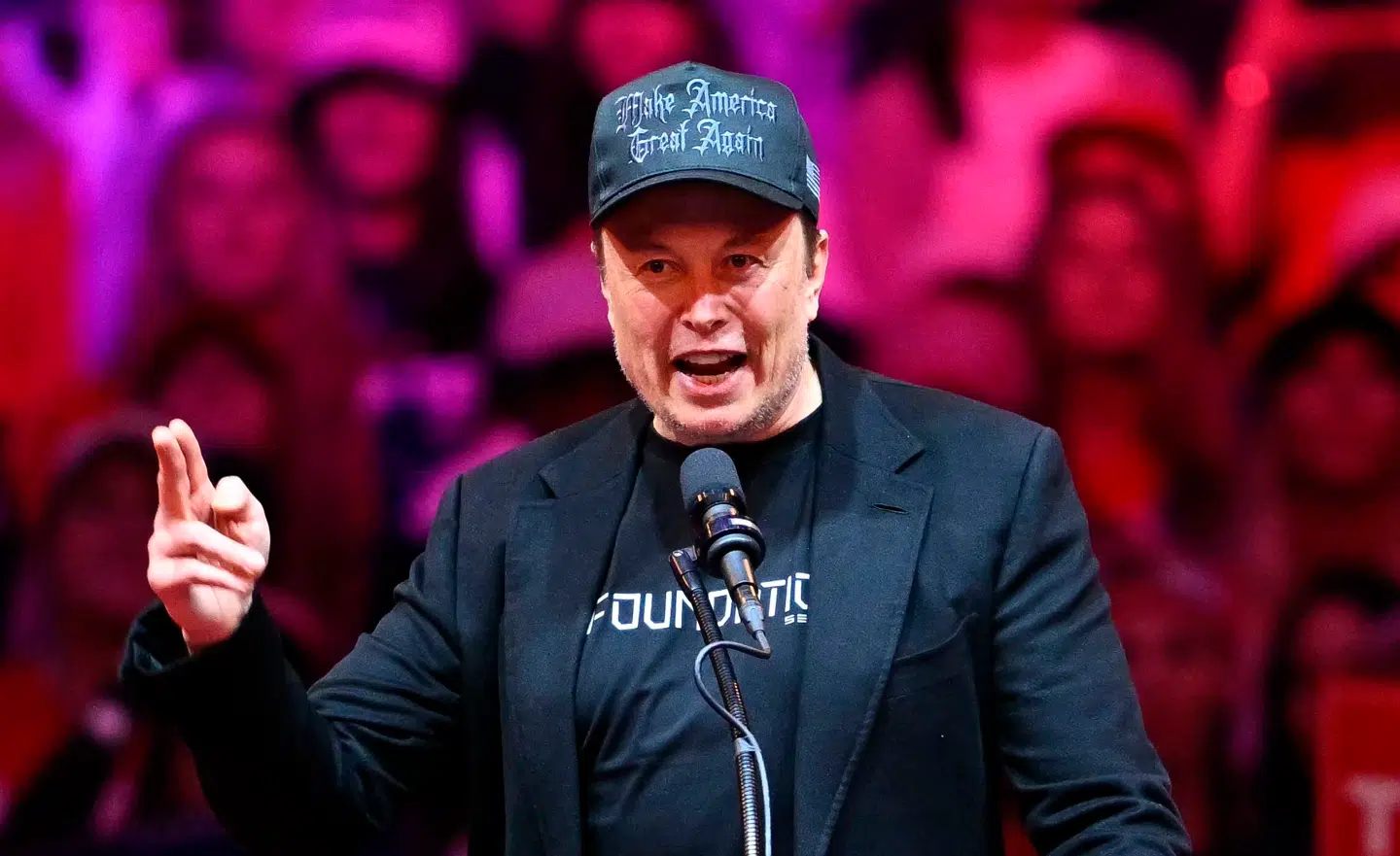 Elon Musk gav under valgkampen sin støtte til Donald Trump. Han begyndte desuden at udlodde millioner af dollar i et lotteri for dem, som skrev under på en underskriftindsamling, som han startede.