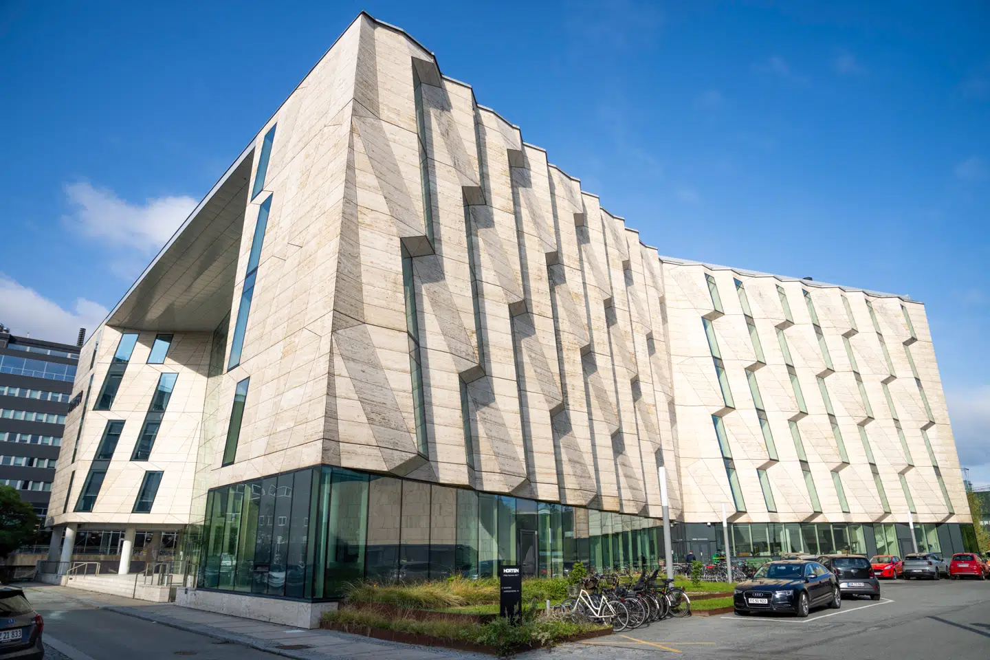 Krisen er total i advokathuset Horten, der onsdag har fritstillet en partner og tre ansatte. For få uger siden stoppede firmaets ledende partner Christian Gregersen og formand Mikkel Kæregaard.