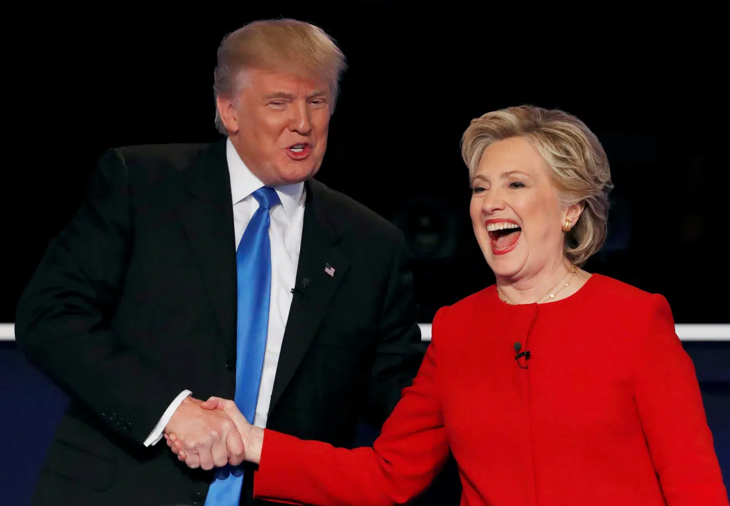 Hillary Clinton og Donald Trump giver hånd ved deres valgdebat 26. september 2016 i Hempstead, New York. Medierne er ikke blevet klogere siden, skriver Gerard Baker.