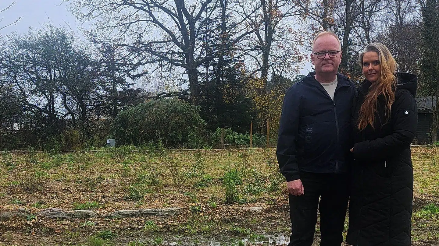 Niels Jensen og hans kone Annitta Juul så deres lade brænde ned til grunden. Nu kæmper de med at få lov til at bygge den op igen.