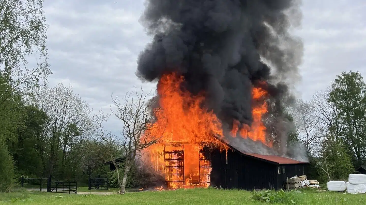 Tårnhøje flammer stod op fra laden, da den for cirka seks måneder siden brændte til grunden.