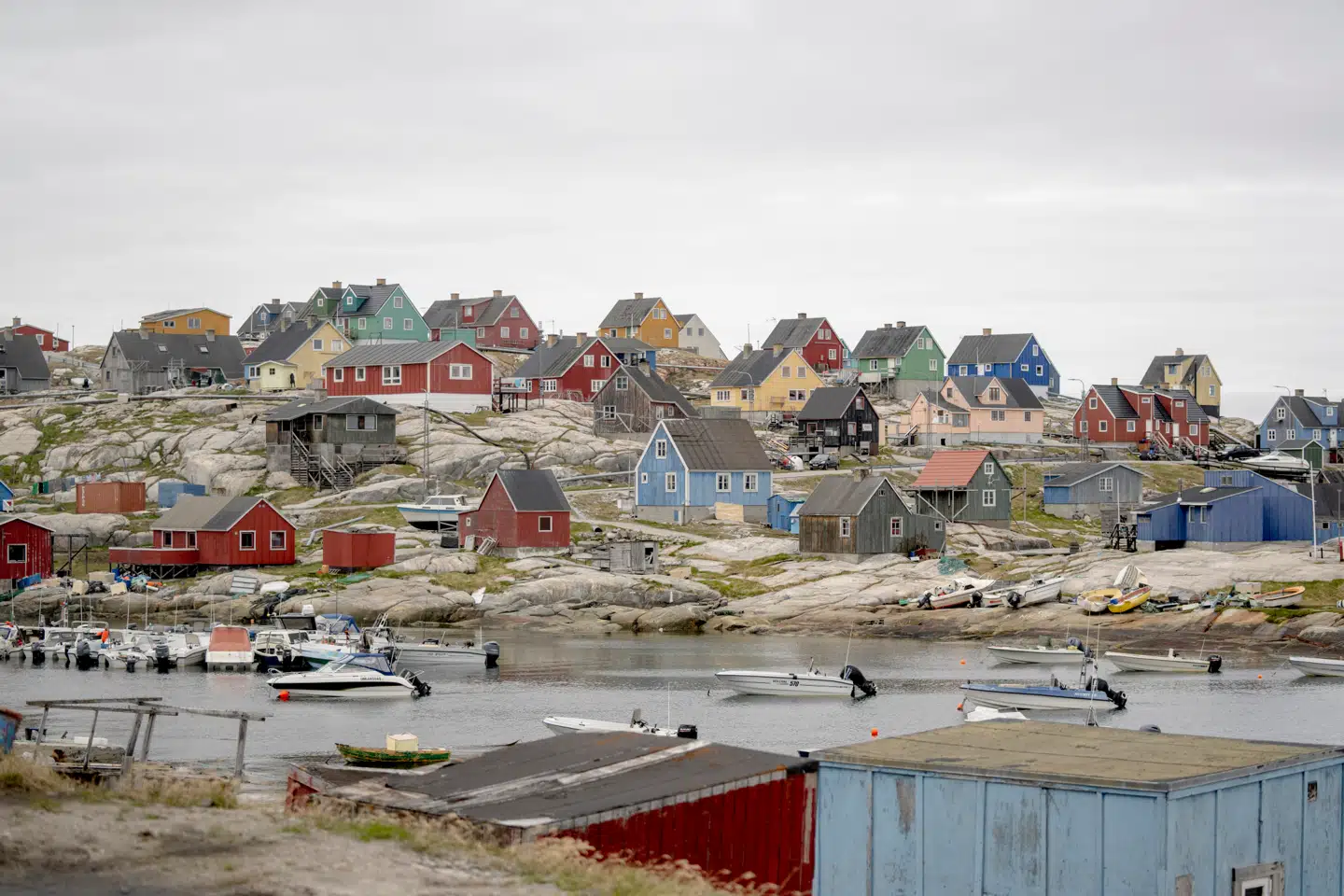 Grønlændere bliver stadig målt og vejet på et sprog, der ikke deres og i forhold til kulturelle normer, de ikke kender, skriver Nanna Bernth. På billedet ses Aasiaat i Grønland.