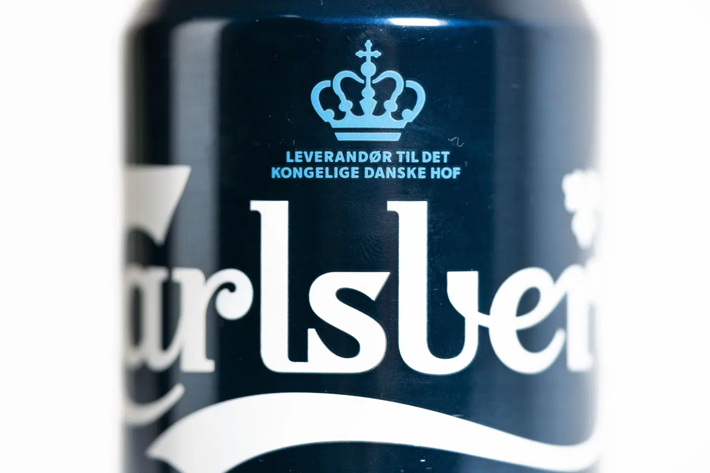Man kan se den lukkede kongekrone og titlen som hofleverandør på flere af Carlsbergs produkter. (Arkivfoto).