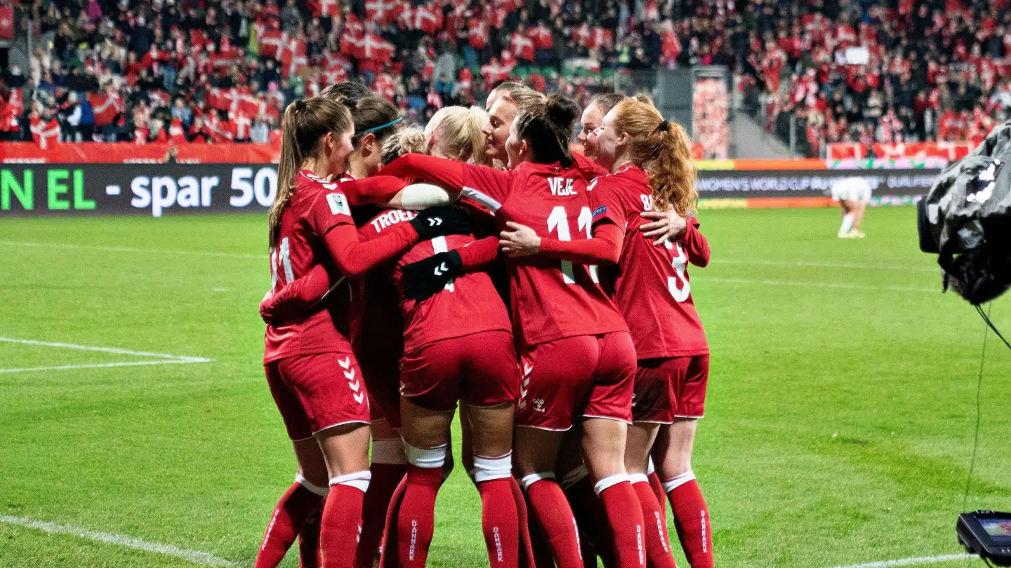 »Bare fordi, man ikke bliver den næste topstjerne, så fortjener man stadig at kunne spille fair og sikker fodbold,« mener Mille Sørensen. På billedet ses kvindelandsholdet i vildt jubel i forbindelse med VM kvalifikationskampen mellem Danmark og Rusland i 2021.