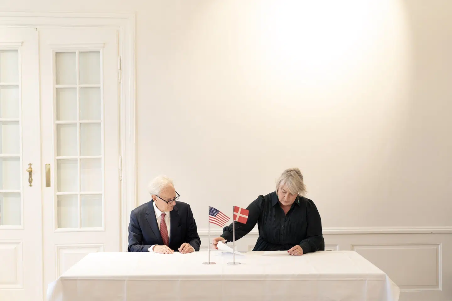 Uddannelses- og forskningsminister Christina Egelund (M) skriver under på Artemis-aftalerne den 13. november 2024 sammen med den amerikanske ambassadør i Danmark, Alan Leventhal. Danmark er det 48. land, der skriver under på aftalen.