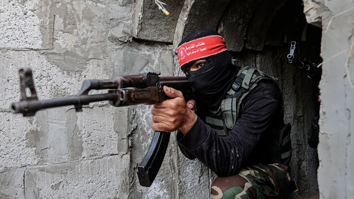 Her ses et medlem af DFLPs militære gren i en tunnel i det sydlige Gaza i 2023.