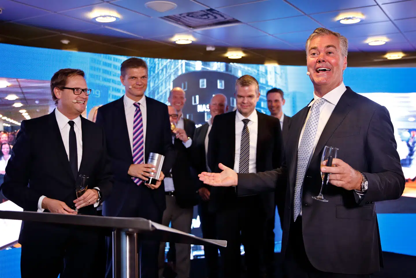 Stor jubel, da Nets-aktien første gang blev handlet i 2016. Til højre glæder Nets-chef Bo Nilsson sig over notering, der værdisatte virksomheden til 30 milliarder kroner