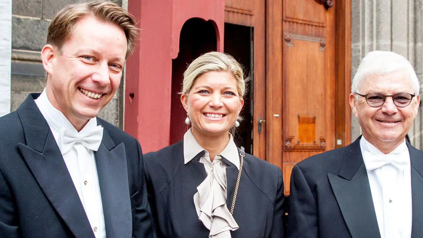 Stine Hincheldey Alwén og Christian Hincheldey takkede for overdragelsen af retten til at kalde sig Kongelig Hofleverandør, som næste generation i A.C. Perchs Thehandel, mens forrige generation, Henning Ravn fulgte dem på vej.