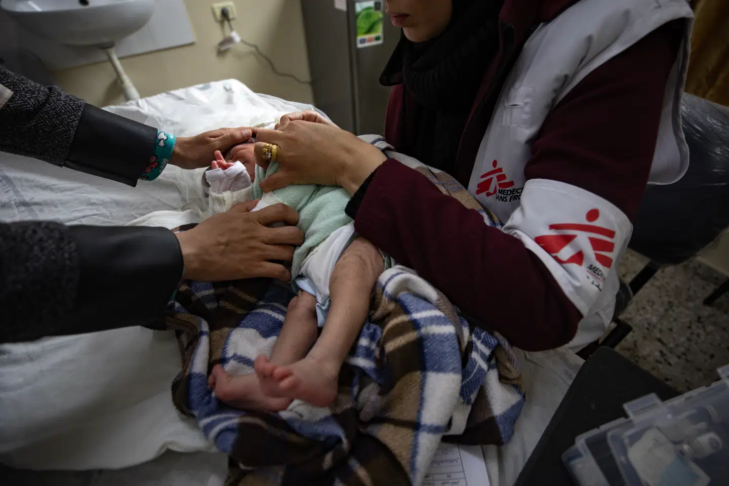 Tusindvis af patienter har ingen muligheder for at få den nødvendige behandling i Gaza, og uden hjælp fra et land udefra, som vil evakuere og behandle dem, risikerer de at dø, skriver Gitte Rønde og Vibeke Brix fra Læger uden Grænser. Her billede fra Gaza, hvor repræsentanter fra Læger uden Grænser behandler et barn.