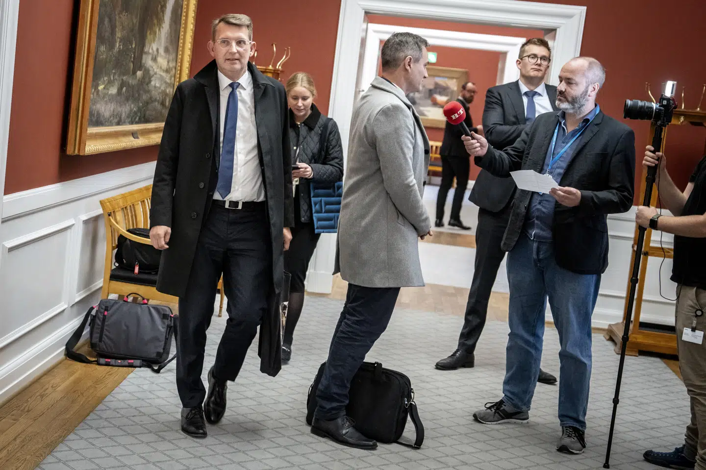 Oppositionen har kritiseret regeringen for det langstrakte forløb omkring indkøb af nyt artilleri. Her ses forsvarsminister Troels Lund Poulsen (V) ankomme til et samråd om sagen sidste år.