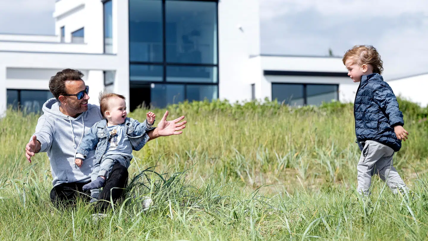 Dennis Knudsen med sine to sønner foran huset i Korsør.