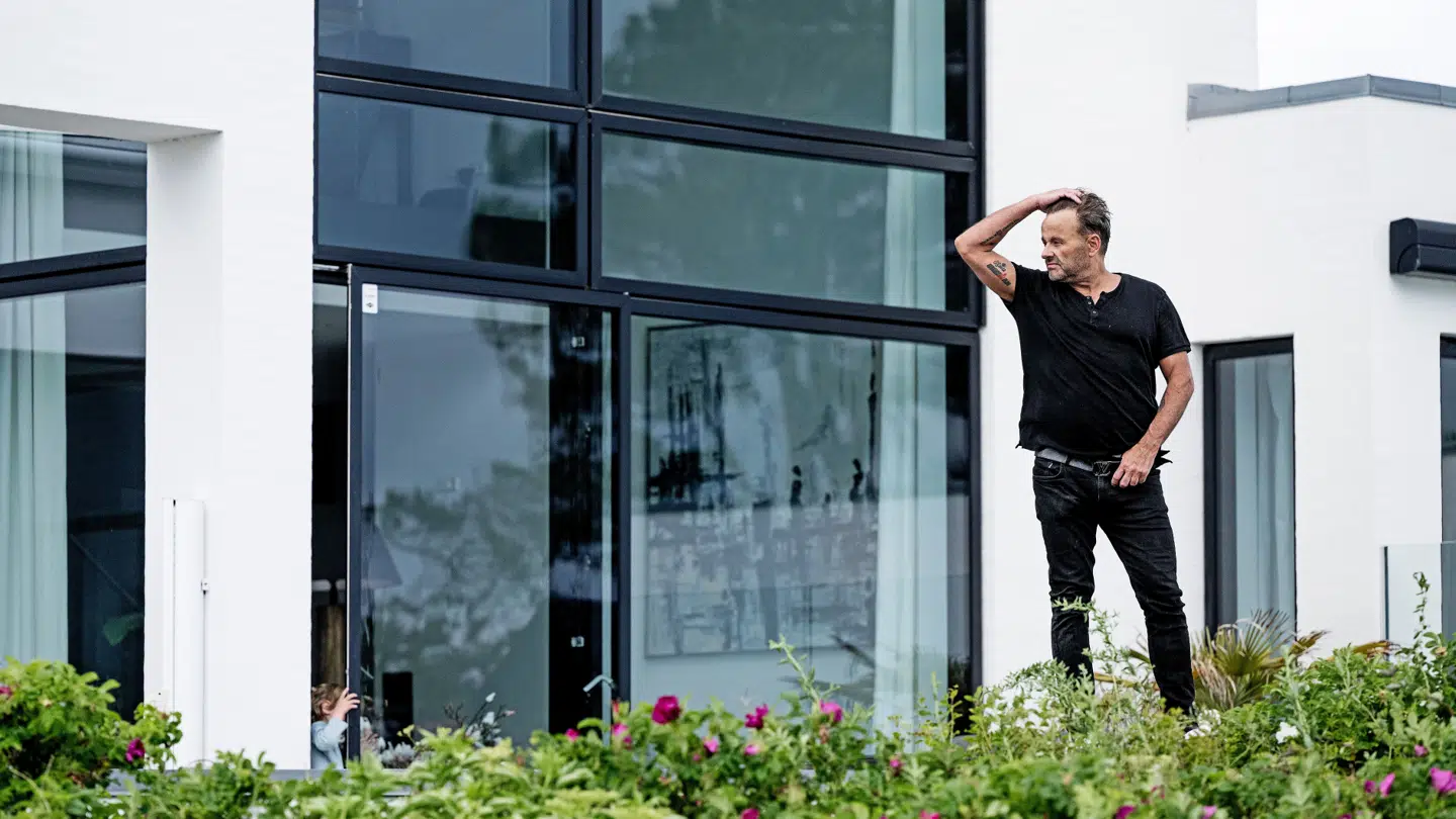 Dennis Knudsen ved huset i Korsør.