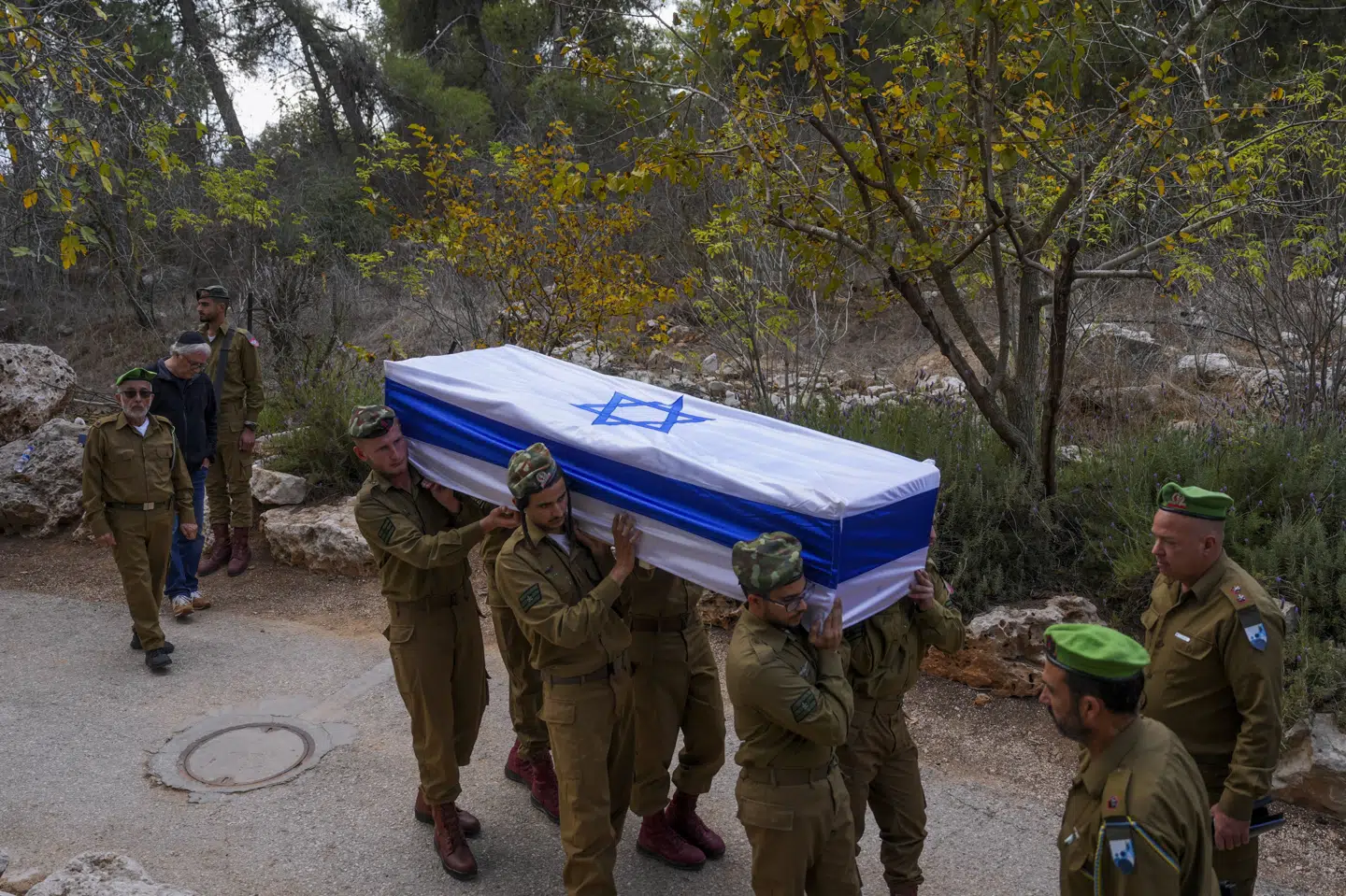 Billede fra begravelse af en israelsk soldat, som blev dræbt i Gazastriben, tirsdag. Onsdag meldes syv israelske soldater dræbt i Libanon.