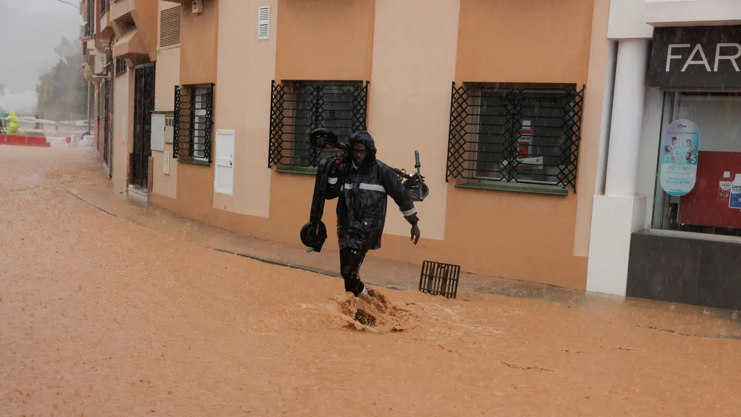Gader og stræder i Malaga er oversvømmede som følge af det voldsomme vejr, der nu også har ramt det populære ferieområde.