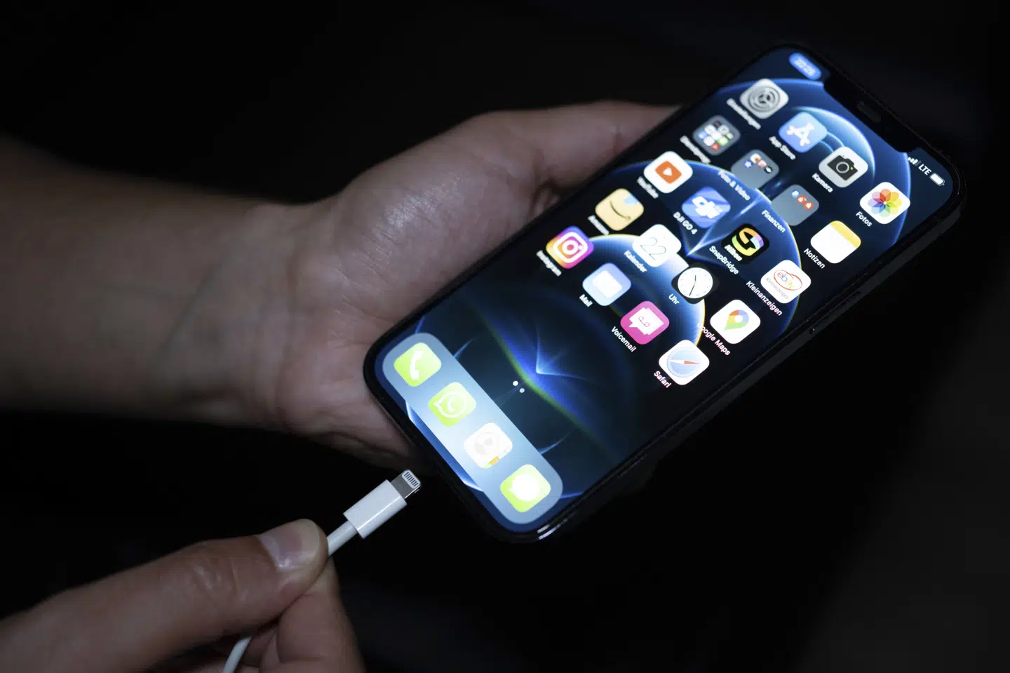 Opladning om natten og brug af uoriginale eller beskadigede opladere er to af de dårlige vaner, som Sikkerhedsstyrelsen og Beredskabsstyrelsen advarer mod i ny kampgane. (Arkivfoto).