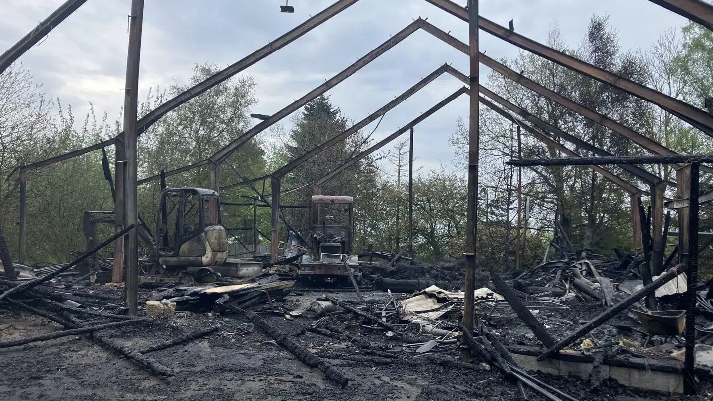 Der gik 16 minutter, fra ilden startede, til kun skelettet fra maskinhallen stod tilbage.