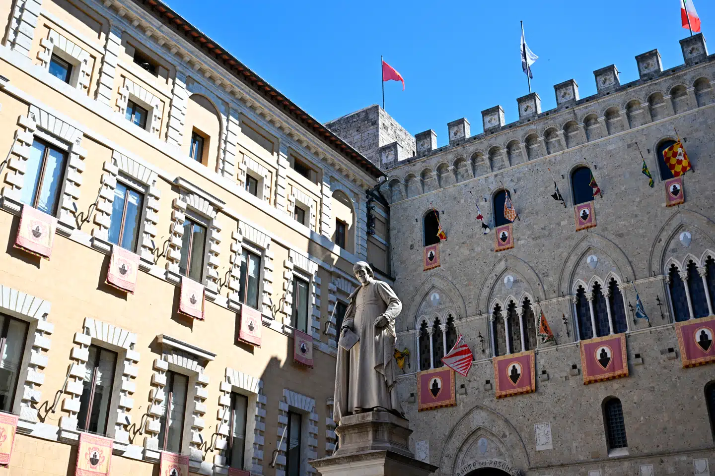 Her i Palazzo Salimbeni i Siena ligger hovedkontoret for verdens ældste bank, Monte dei Paschi di Siena.